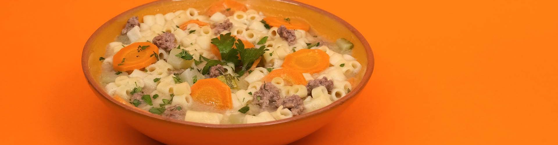 Sopa de macarrão e carne moída