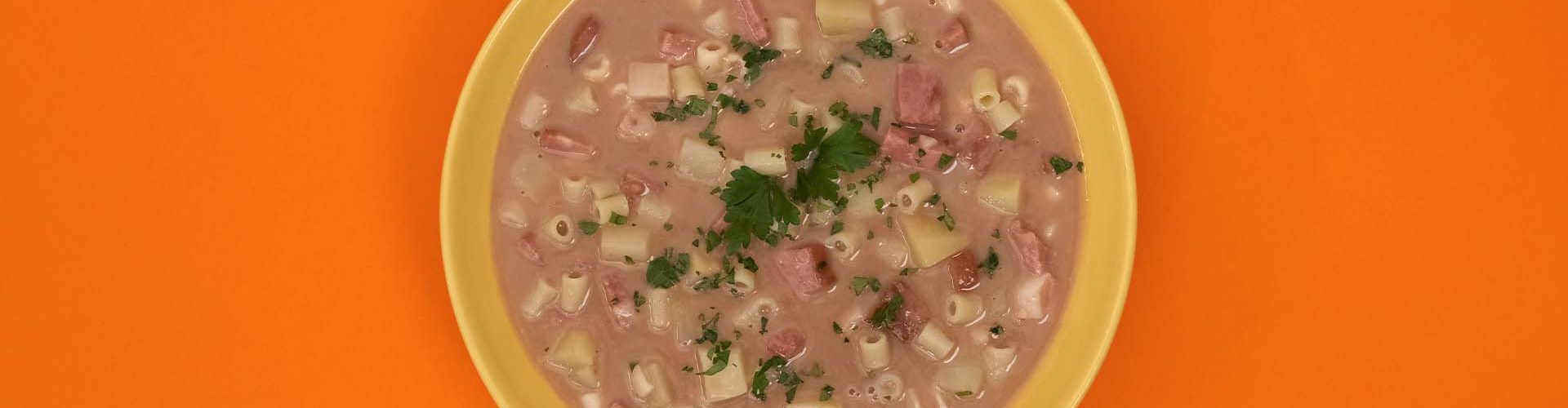 Sopa de feijão com macarrão e batata