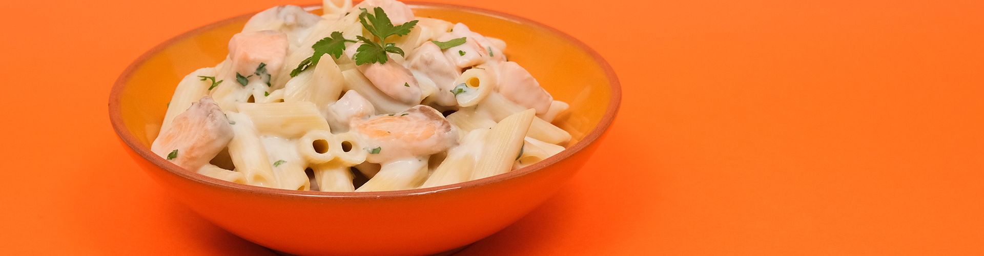 Macarrão com salmão e molho branco