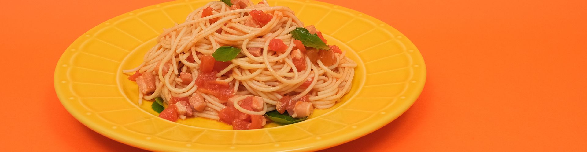 Macarrão com molho vermelho e bacon