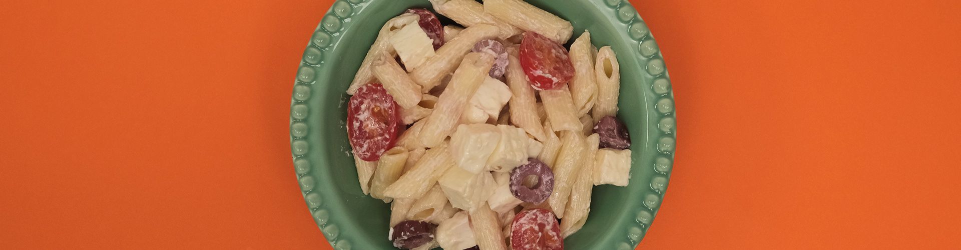 Salada de macarrão com queijo minas