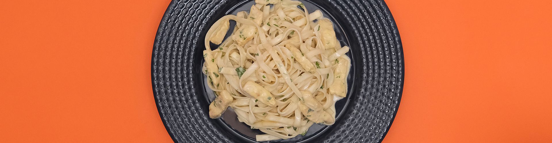 Macarrão com molho alfredo e frango