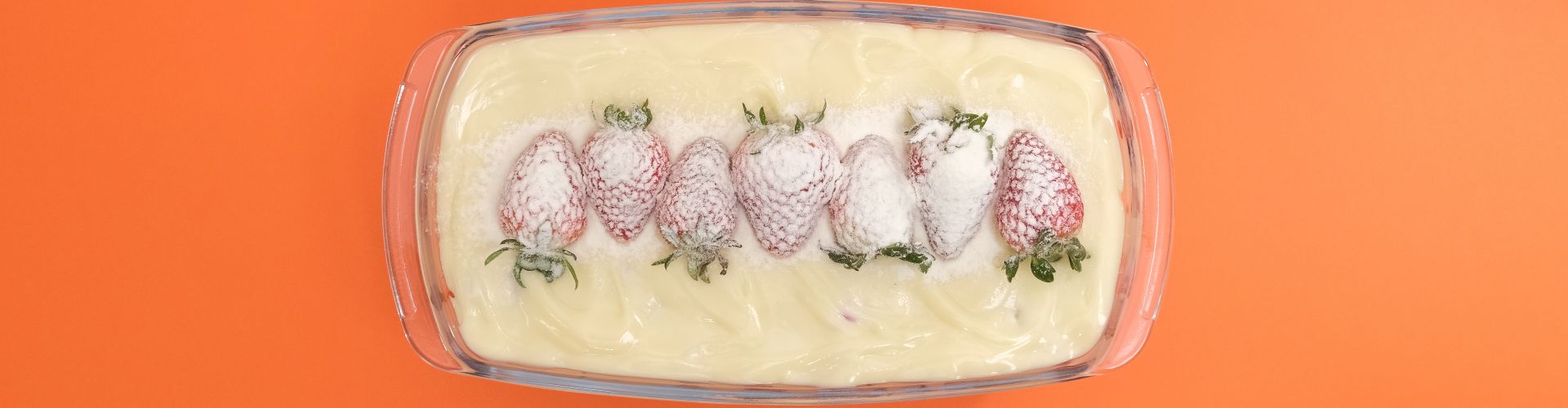 pavê gelado de morango e leite em pó