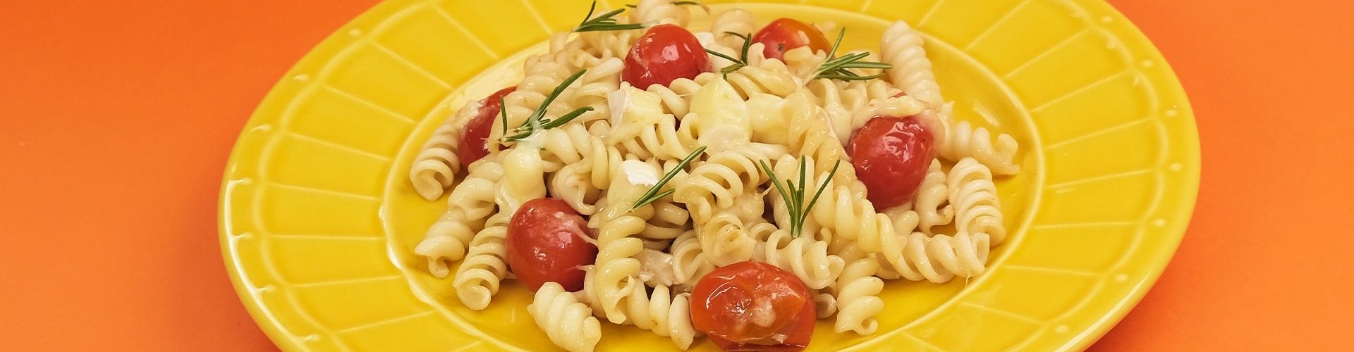 Macarrão com Tomate-Cereja e Queijo Brie