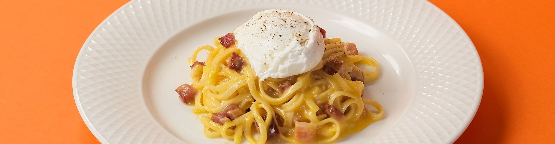 Macarrão Carbonara com Ovo Poché