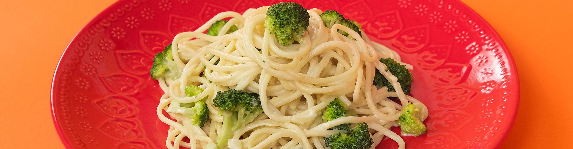 Macarrão ao Molho Branco com Brócolis