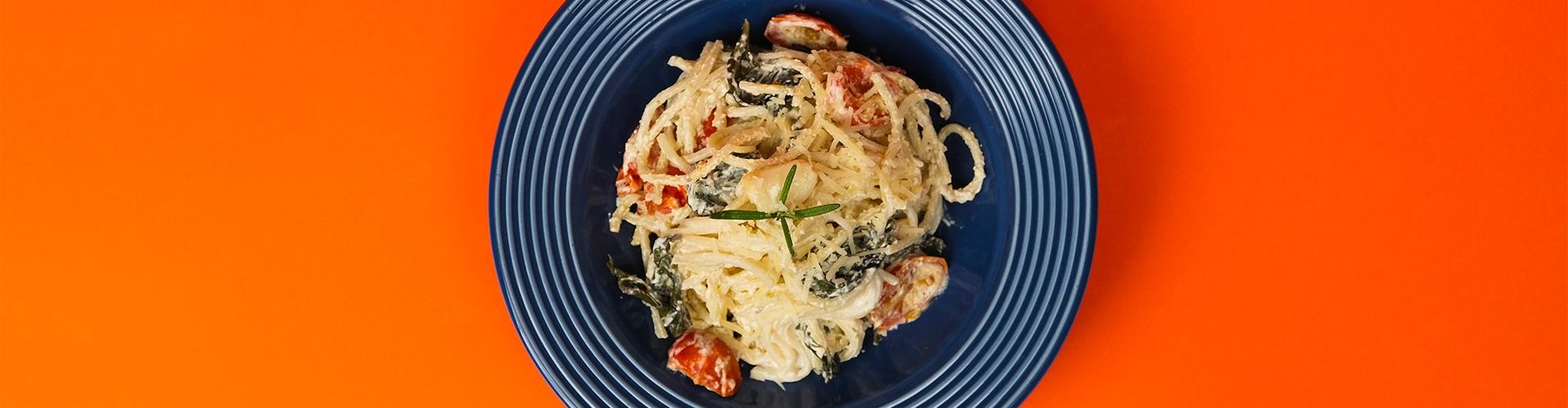 Macarrão Cremoso com Tomate Assado e Espinafre