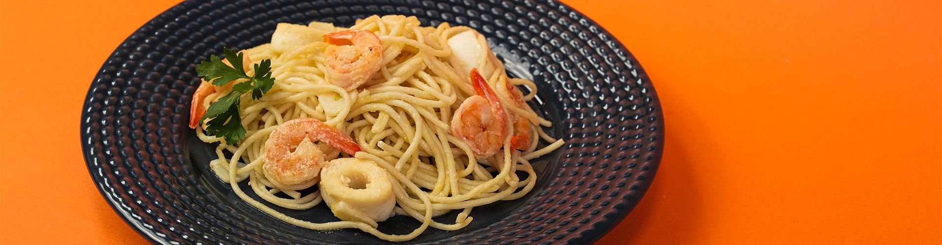 Spaghetti ao Molho de Alho, Limão, Camarões e Lula Flambados no Whisky