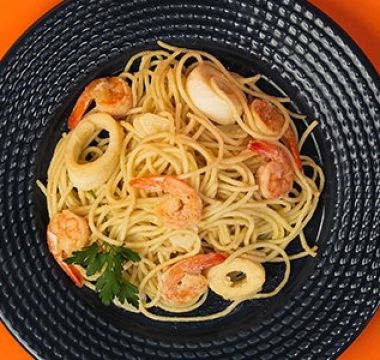 Receita Spaghetti ao Molho de Alho, Limão, Camarões e Lula Flambados no Whisky