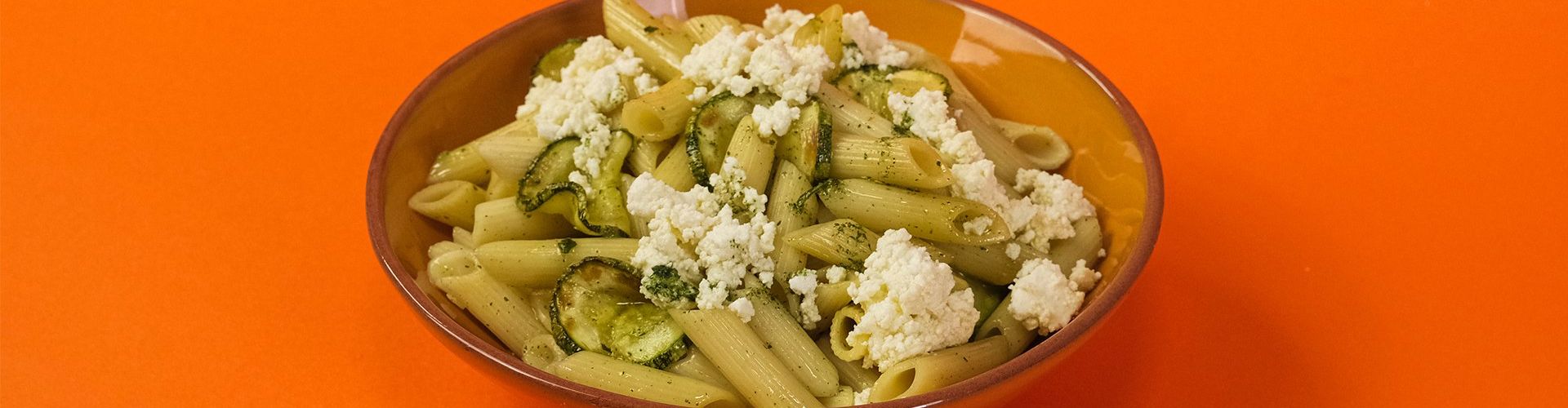 Macarrão com Abobrinha, Ricota e Pesto de Hortelã