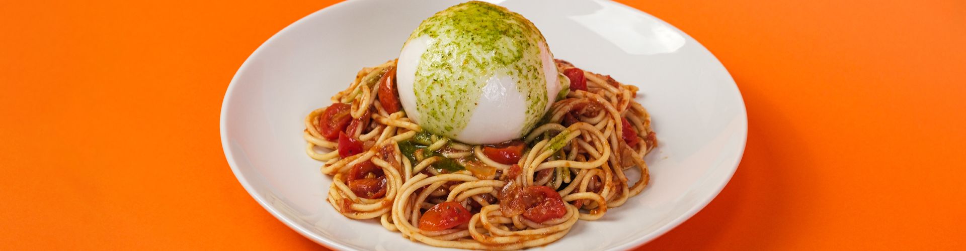 Spaghetti Pomodoro com Burrata ao Pesto