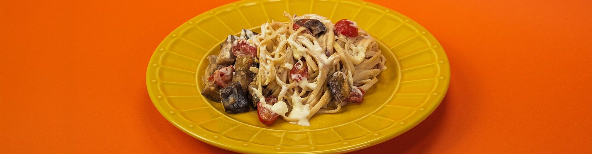 Macarrão com Berinjela, Tomate e Nata