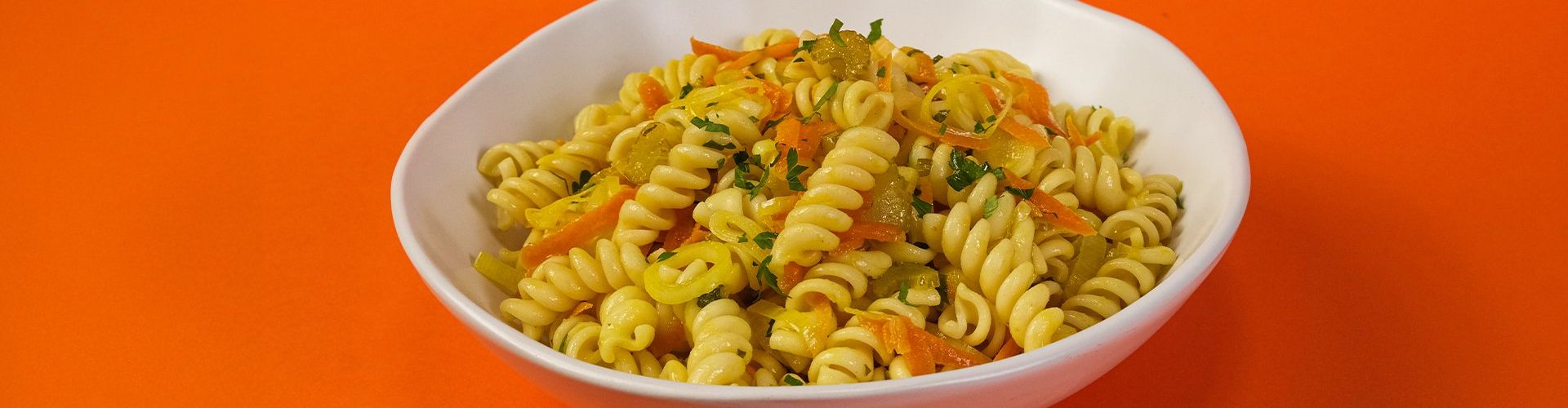 Salada de Macarrão com Legumes e Molho de Mostarda