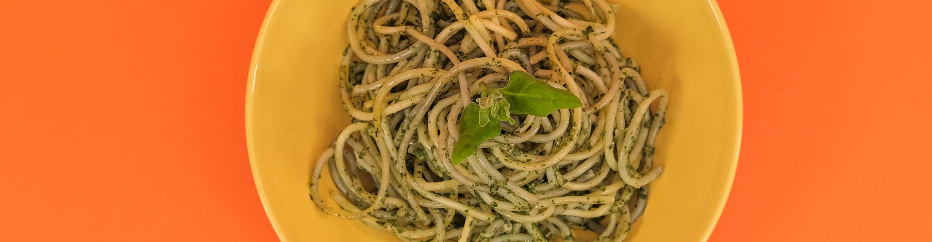 Macarrão ao molho pesto de espinafre