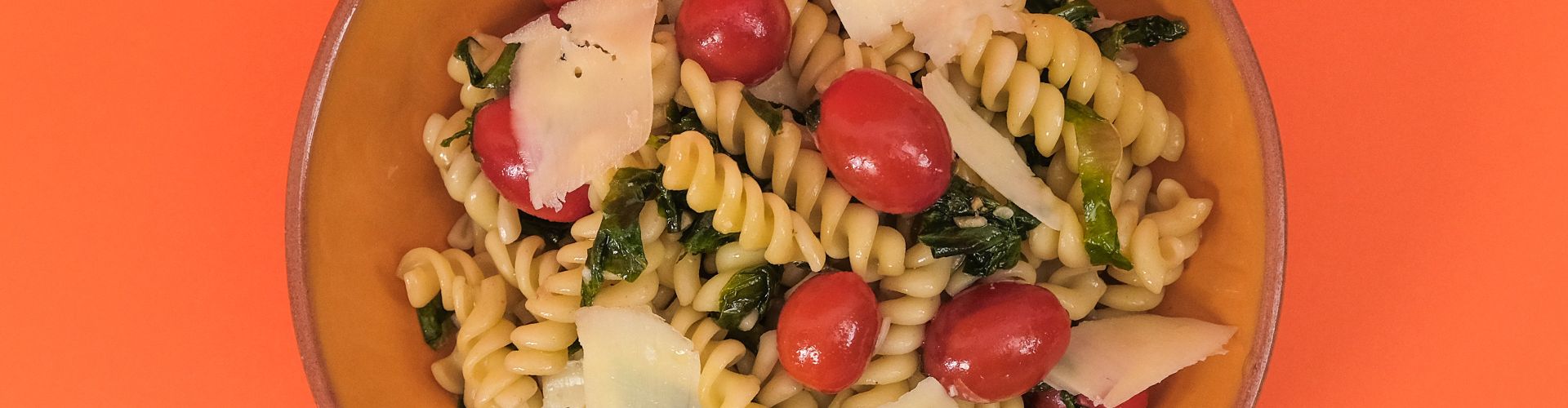 Macarrão com escarola e tomates