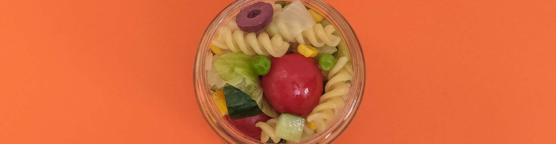 Salada de macarrão no pote