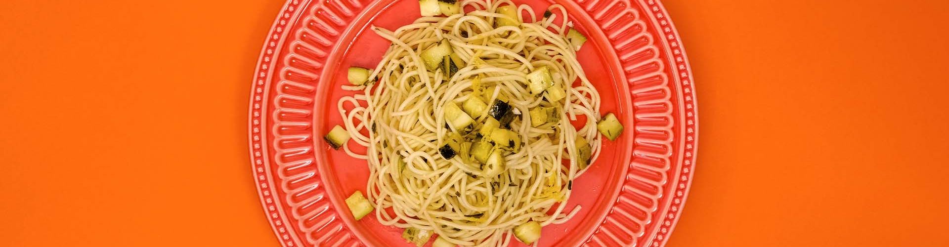 Macarrão com abobrinha e limão siciliano